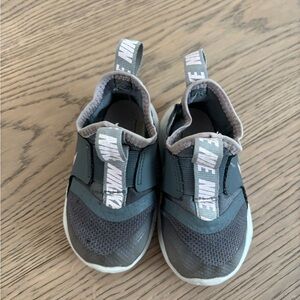 Nike Flex Runner Sneaker - size 5c